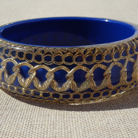 Vintage Retro 80s Lucite Big Blue Resin Bangle Gold Chain Statement Bracelet - Picture 6 of 8